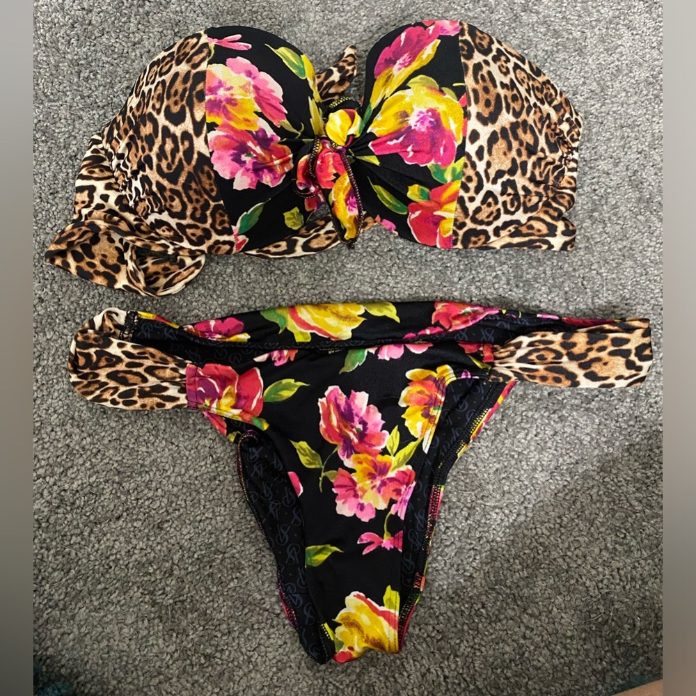 Victoria’s Secret swimsuit - top is 32C bottom is small